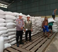 Petugas Polsek Sungai Kunyit menyerahkan jagung pipil hibrida ke gudang Bulog Mempawah.