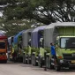 Truk angkutan barang melintas di jalan tol saat pembatasan mudik.