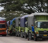 Truk angkutan barang melintas di jalan tol saat pembatasan mudik.