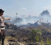 Petugas kepolisian melakukan patroli pencegahan kebakaran hutan dan lahan di wilayah Kubu Raya.