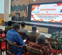 Wabup Sukiryanto saat membuka rapat koordinasi koperasi desa di Kubu Raya.