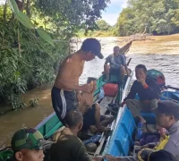 tim gabungan menyisir aliran sungai untuk mencari korban hilang di Sungai Cina Melawi.