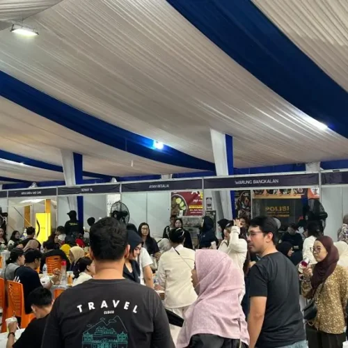 Pengunjung memadati area UMKM dan kuliner saat AVC Men’s Champions League 2026 di Pontianak.
