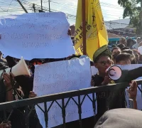 Ratusan massa Barisan Pemuda Melayu Kalbar berunjuk rasa di depan Kantor PLN UID Kalbar di Kubu Raya menuntut penghentian pemadaman listrik bergilir dan kompensasi bagi pelanggan.