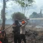 Personel Polres Kubu Raya bersama tim gabungan memadamkan kebakaran hutan dan lahan di Kecamatan Rasau Jaya, Kabupaten Kubu Raya.