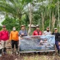 Personel Polres Kubu Raya memberikan sosialisasi larangan pembakaran lahan kepada masyarakat sebagai upaya pencegahan karhutla.