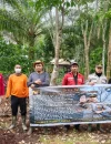 Personel Polres Kubu Raya memberikan sosialisasi larangan pembakaran lahan kepada masyarakat sebagai upaya pencegahan karhutla.
