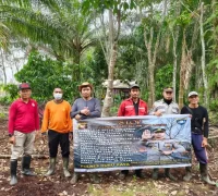 Personel Polres Kubu Raya memberikan sosialisasi larangan pembakaran lahan kepada masyarakat sebagai upaya pencegahan karhutla.