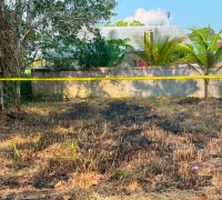 Satreskrim Polres Kubu Raya memasang police line di lokasi karhutla di Desa Kampung Arang.