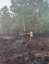 Petugas Polres Kubu Raya memasang garis polisi di lokasi lahan terbakar di belakang Kampus Universitas Nahdlatul Ulama (UNU) Kubu Raya yang sedang diselidiki terkait dugaan karhutla.