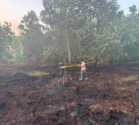 Petugas Polres Kubu Raya memasang garis polisi di lokasi lahan terbakar di belakang Kampus Universitas Nahdlatul Ulama (UNU) Kubu Raya yang sedang diselidiki terkait dugaan karhutla.