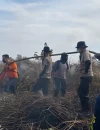 Petugas gabungan melakukan pendinginan lahan gambut pada penanganan karhutla di Kubu Raya.