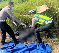 Petugas Satlantas Polres Kubu Raya melakukan olah TKP kecelakaan tabrak lari di Jalan Trans Kalimantan Kubu Raya.