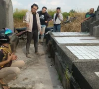 Petugas Polres Kubu Raya mengamankan terduga pelaku kasus kekerasan seksual terhadap seorang gadis di bawah umur untuk menjalani proses hukum.