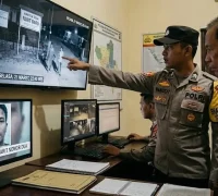Ilustrasi - Petugas Polres Kubu Raya menelusuri rekaman CCTV yang menjadi petunjuk penangkapan residivis pelaku pemerkosaan remaja di Desa Parit Baru, Kecamatan Sungai Raya.
