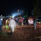 Petugas gabungan mengevakuasi pohon tumbang yang menghantam minibus di depan Qubu Resort, Jalan Arteri Supadio, Kabupaten Kubu Raya.