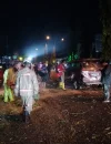 Petugas gabungan mengevakuasi pohon tumbang yang menghantam minibus di depan Qubu Resort, Jalan Arteri Supadio, Kabupaten Kubu Raya.