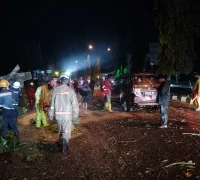 Petugas gabungan mengevakuasi pohon tumbang yang menghantam minibus di depan Qubu Resort, Jalan Arteri Supadio, Kabupaten Kubu Raya.