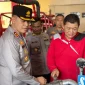Kapolres Kubu Raya AKBP Rensa S. Aktadivia meninjau peralatan relawan Damkar saat kunjungan ke yayasan pemadam kebakaran di Sungai Raya untuk memperkuat penanganan karhutla.