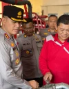 Kapolres Kubu Raya AKBP Rensa S. Aktadivia meninjau peralatan relawan Damkar saat kunjungan ke yayasan pemadam kebakaran di Sungai Raya untuk memperkuat penanganan karhutla.