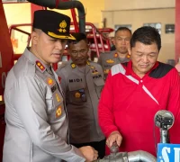 Kapolres Kubu Raya AKBP Rensa S. Aktadivia meninjau peralatan relawan Damkar saat kunjungan ke yayasan pemadam kebakaran di Sungai Raya untuk memperkuat penanganan karhutla.