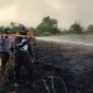 Tim gabungan melakukan pendinginan dan menyisir sisa bara api di lahan gambut bekas kebakaran hutan dan lahan di Kubu Raya.