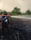 Tim gabungan melakukan pendinginan dan menyisir sisa bara api di lahan gambut bekas kebakaran hutan dan lahan di Kubu Raya.