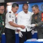 Petugas gabungan memperlihatkan barang bukti sabu-sabu dan pil ekstasi yang disita dari seorang WN Malaysia di Bandara Internasional Juanda.