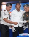 Petugas gabungan memperlihatkan barang bukti sabu-sabu dan pil ekstasi yang disita dari seorang WN Malaysia di Bandara Internasional Juanda.