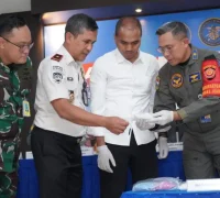 Petugas gabungan memperlihatkan barang bukti sabu-sabu dan pil ekstasi yang disita dari seorang WN Malaysia di Bandara Internasional Juanda.