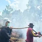 Personel KRYD Polres Kubu Raya melakukan pendinginan dan penyiraman sisa bara di lahan gambut terbakar seluas 9 hektare di Desa Kuala Dua, Kecamatan Sungai Raya, Kabupaten Kubu Raya.