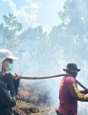 Personel KRYD Polres Kubu Raya melakukan pendinginan dan penyiraman sisa bara di lahan gambut terbakar seluas 9 hektare di Desa Kuala Dua, Kecamatan Sungai Raya, Kabupaten Kubu Raya.