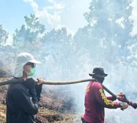 Personel KRYD Polres Kubu Raya melakukan pendinginan dan penyiraman sisa bara di lahan gambut terbakar seluas 9 hektare di Desa Kuala Dua, Kecamatan Sungai Raya, Kabupaten Kubu Raya.