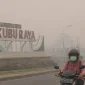 Kabut asap menyelimuti wilayah Kubu Raya saat kualitas udara masuk kategori sangat tidak sehat.