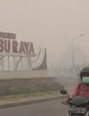 Kabut asap menyelimuti wilayah Kubu Raya saat kualitas udara masuk kategori sangat tidak sehat.