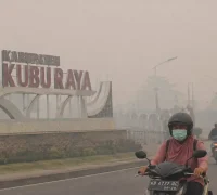 Kabut asap menyelimuti wilayah Kubu Raya saat kualitas udara masuk kategori sangat tidak sehat.