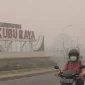Kabut asap akibat karhutla menyelimuti wilayah Kubu Raya saat kualitas udara masuk kategori hitam atau berbahaya. (Foto: Res-KKR)