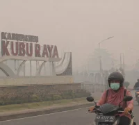 Kabut asap akibat karhutla menyelimuti wilayah Kubu Raya saat kualitas udara masuk kategori hitam atau berbahaya. (Foto: Res-KKR)