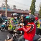 Polisi membagikan masker kepada warga di tengah kondisi udara Kubu Raya yang sangat tidak sehat akibat karhutla.