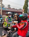 Polisi membagikan masker kepada warga di tengah kondisi udara Kubu Raya yang sangat tidak sehat akibat karhutla.