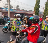 Polisi membagikan masker kepada warga di tengah kondisi udara Kubu Raya yang sangat tidak sehat akibat karhutla.