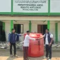Polres Kubu Raya menyerahkan bantuan tandon air 2.000 liter untuk santriwati Pondok Pesantren Hidayat Mubtadia’at.