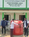 Polres Kubu Raya menyerahkan bantuan tandon air 2.000 liter untuk santriwati Pondok Pesantren Hidayat Mubtadia’at.