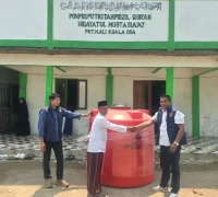 Polres Kubu Raya menyerahkan bantuan tandon air 2.000 liter untuk santriwati Pondok Pesantren Hidayat Mubtadia’at.