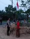 Polsek Sungai Ambawang membagikan dan membantu memasang Bendera Merah Putih di rumah warga menjelang HUT ke-81 RI.