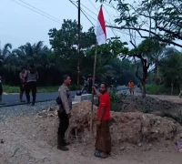 Polsek Sungai Ambawang membagikan dan membantu memasang Bendera Merah Putih di rumah warga menjelang HUT ke-81 RI.