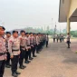 Personel BKO Brimob mengikuti apel sebelum diterjunkan menangani karhutla di Kubu Raya. (Foto: Res-KKR)