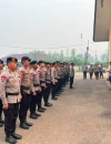Personel BKO Brimob mengikuti apel sebelum diterjunkan menangani karhutla di Kubu Raya. (Foto: Res-KKR)