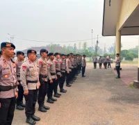 Personel BKO Brimob mengikuti apel sebelum diterjunkan menangani karhutla di Kubu Raya. (Foto: Res-KKR)
