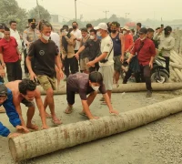 Warga memblokade Jalan Trans Kalimantan kilometer 37,5 Kubu Raya akibat debu proyek jalan. (foto: Res-KKR)